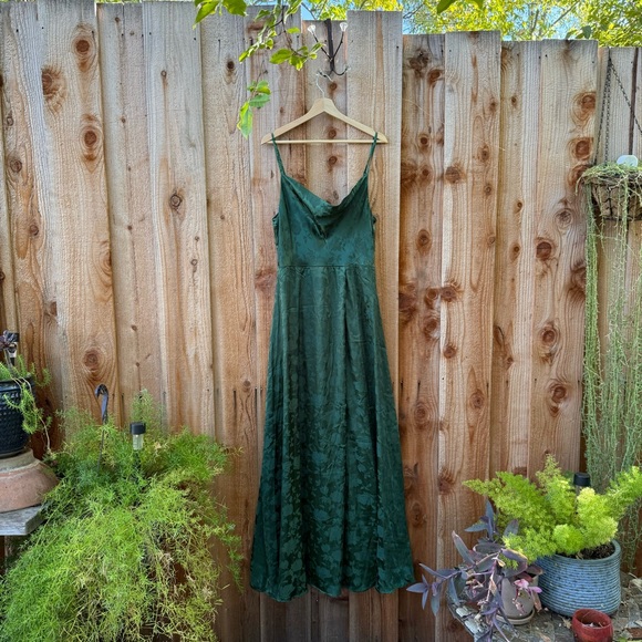 Emerald Green Satin Floral Cowl-Neck Jacquard Maxi Dress 🌿 - Picture 6 of 8